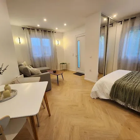 Guesthouse Near Paris Huge Garden Holiday home *